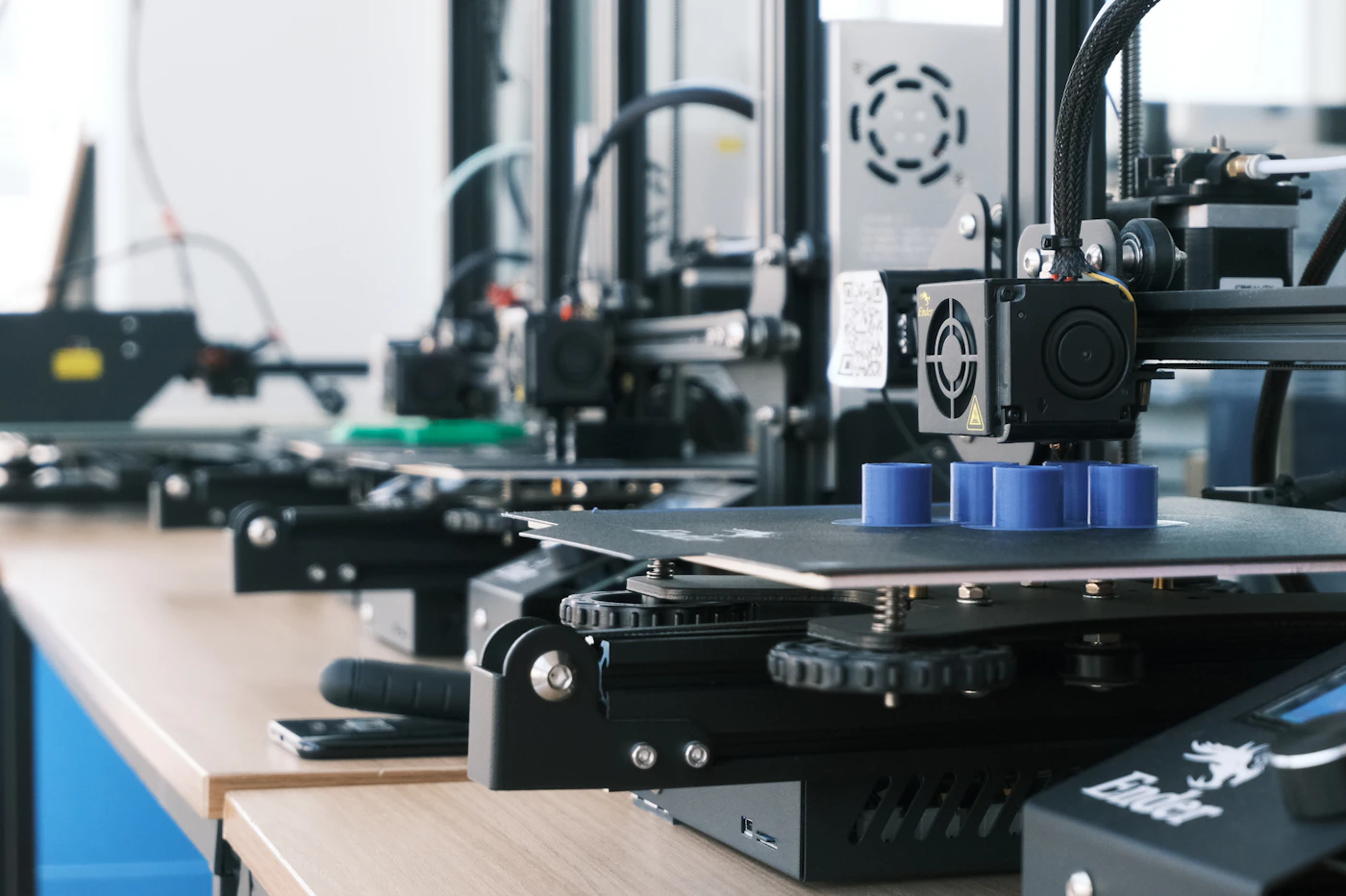 Mehrere 3D-Drucker bei der seriennahen additiven Fertigung technischer Kunststoffbauteile