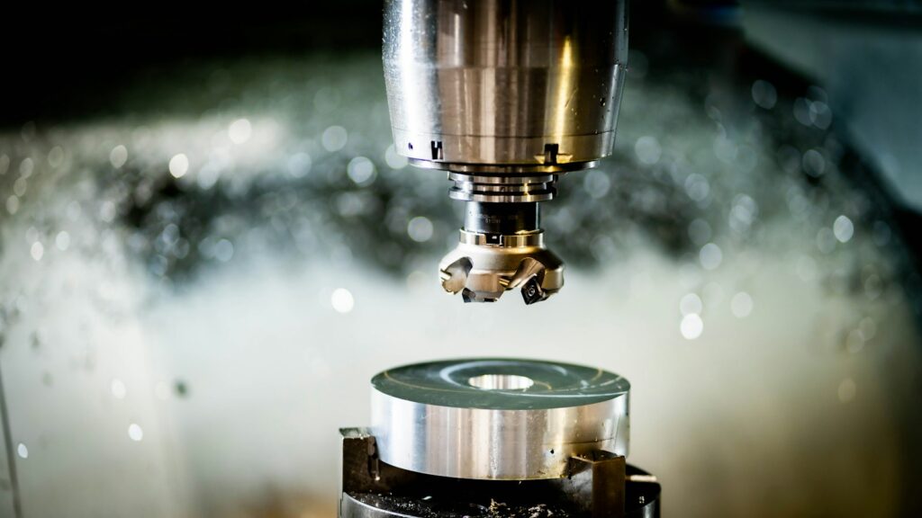 CNC-Bearbeitung von Aluminium mit sichtbarer Spanbildung