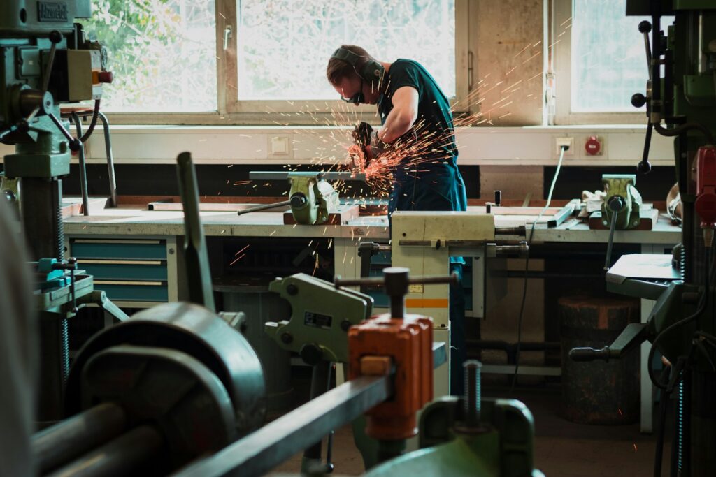 Metallbearbeitung beim Schleifen und Wiederaufbereiten eines Werkzeugs